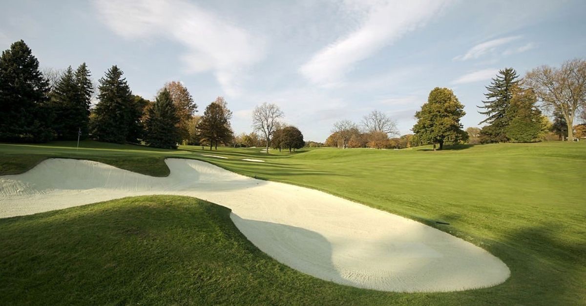 how many acres is a golf course