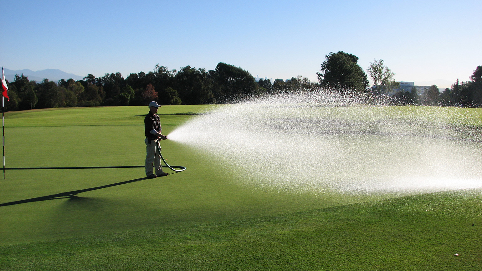 how much water does a golf course use